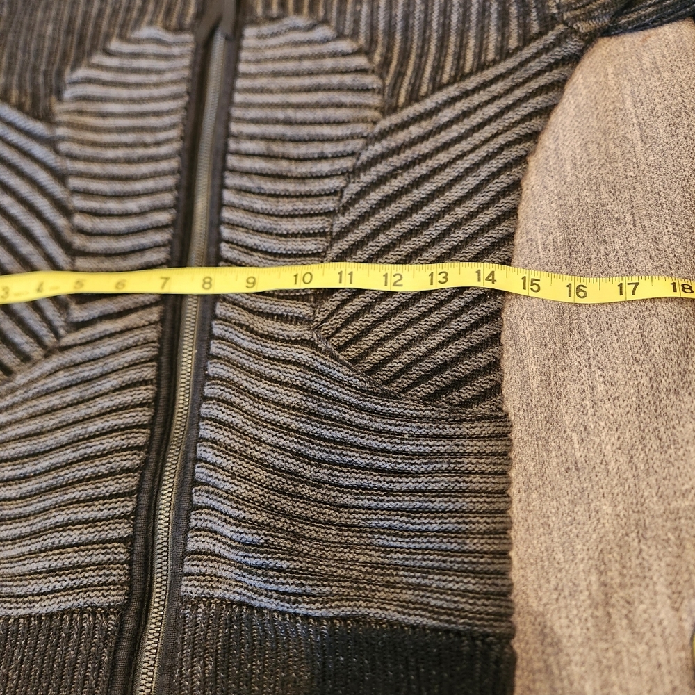 Lululemon form-fitting Black & Gray Sweater jacket with hood size 6 / fits S/XS - Picture 9 of 10